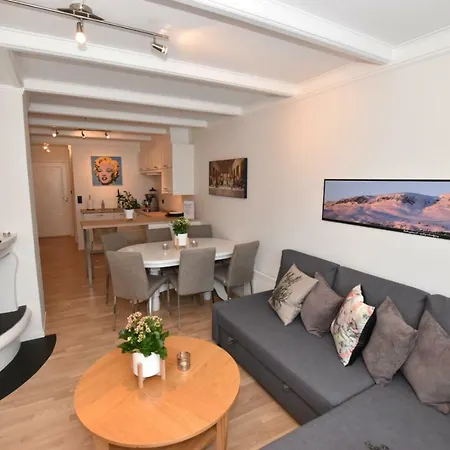 Private At Dr. Holms דירה